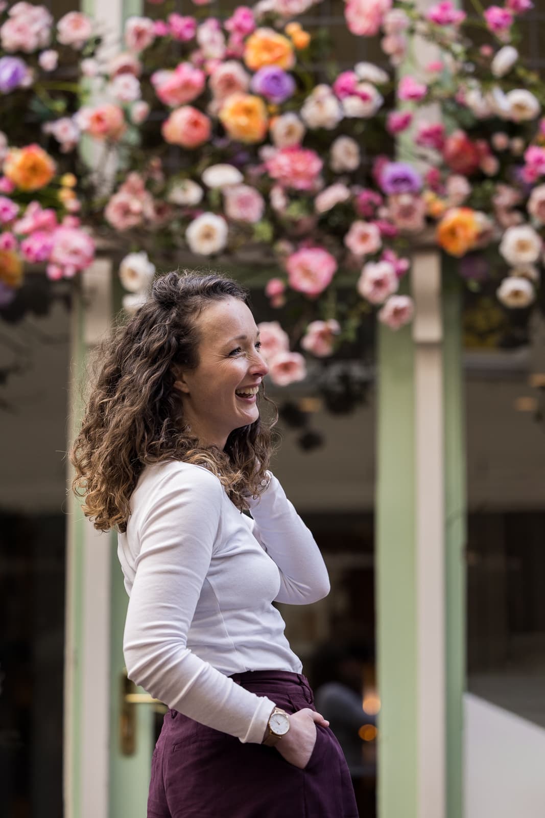 Renske Kleverwal met bloemen tijdens een branding fotoshoot in Deventer
