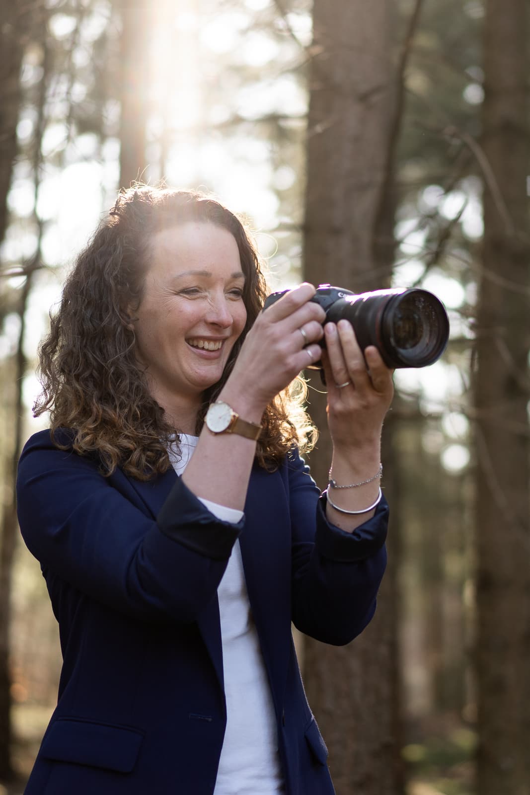 Renske Kleverwal fotografeert met haar camera in het bos